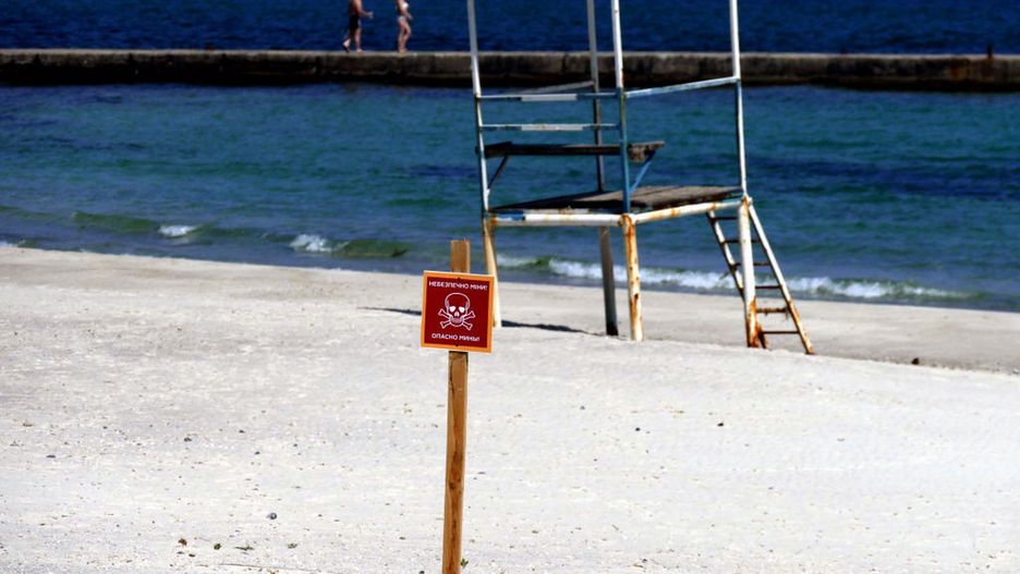 Plaża w Odessie i tabliczka ostrzegająca przed minami.