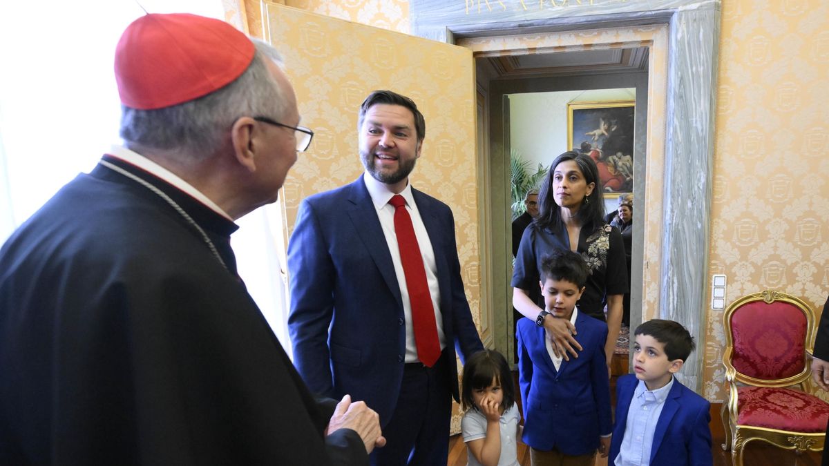 A handout picture provided by Vatican Media shows the Vaticanâ??s Secretary of State, Cardinal Pietro Parolin (L), welcoming US Vice President JD Vance (C), his wife Usha Vance (R), and their children during their meeting in the Vatican, 19 April 2025. EPA/VATICAN MEDIA HANDOUT HANDOUT EDITORIAL USE ONLY/NO SALES Dostawca: PAP/EPA.