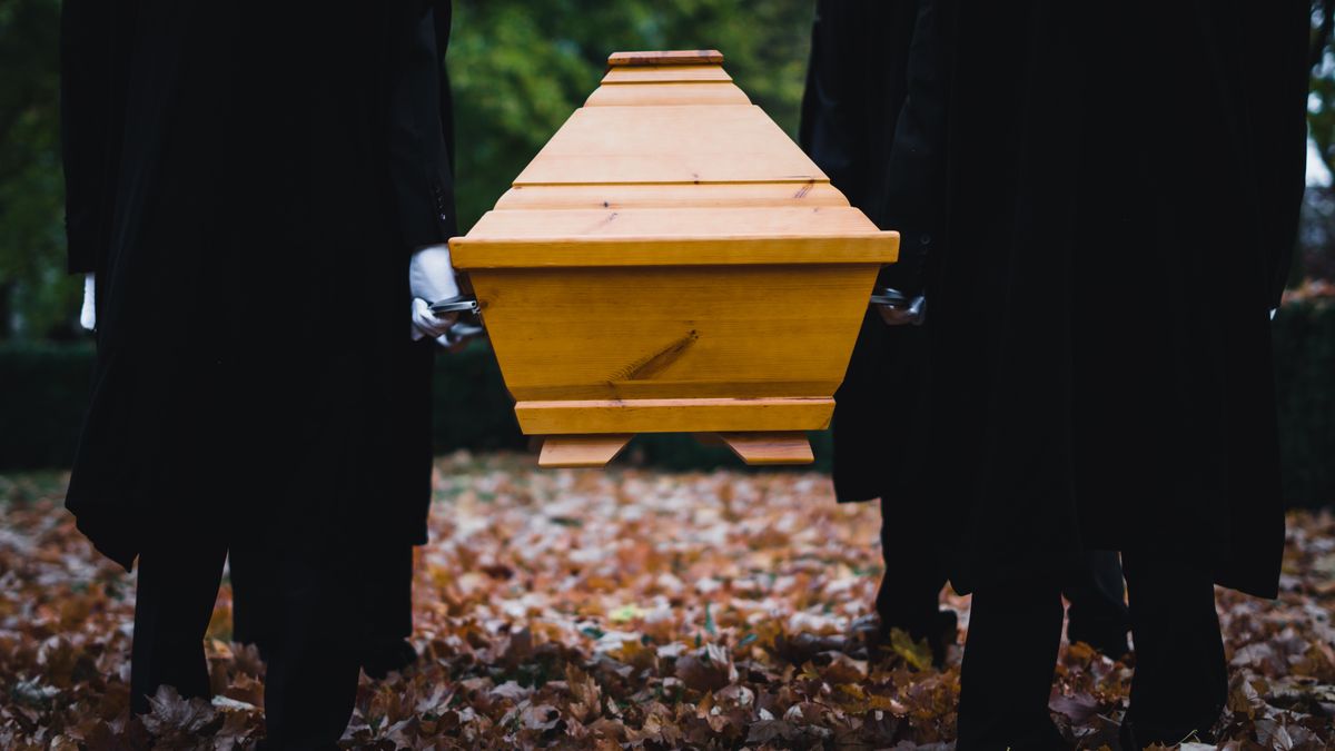 Przedsiębiorcy pogrzebowi szacują, że tylko jedna na cztery firmy w branży działa legalnie. 