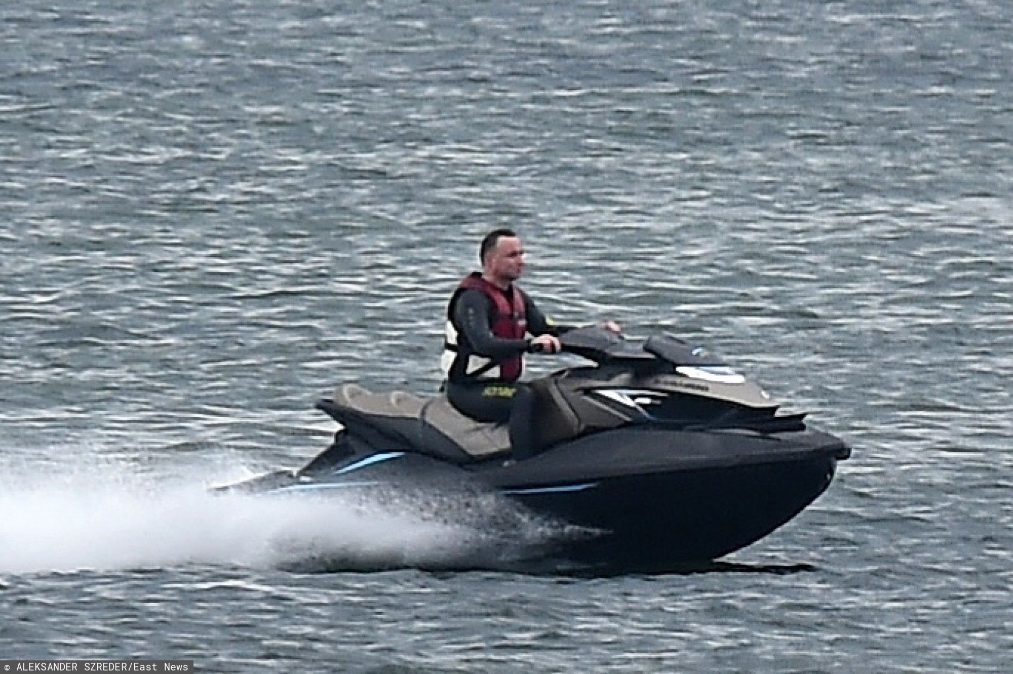 2017 rok. Prezydent Andrzej Duda szaleje na skuterze niedaleko Helu