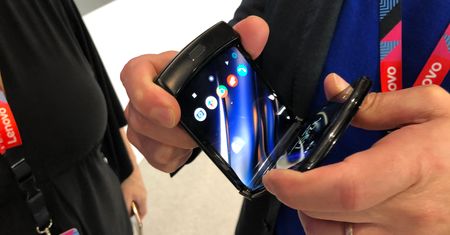 Motorola Razr. Widzieliśmy najtańszy w tej chwili smartfon ze składanym ekranem