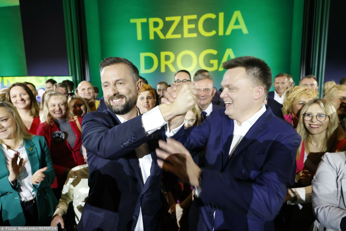 Władysław Kosiniak-Kamysz i Szymon Hołownia cieszą się z wyborczego wyniku Trzeciej Drogi