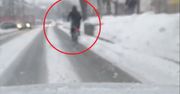 Jazda na rowerze po ośnieżonej drodze? Ten rowerzysta miał szczęście