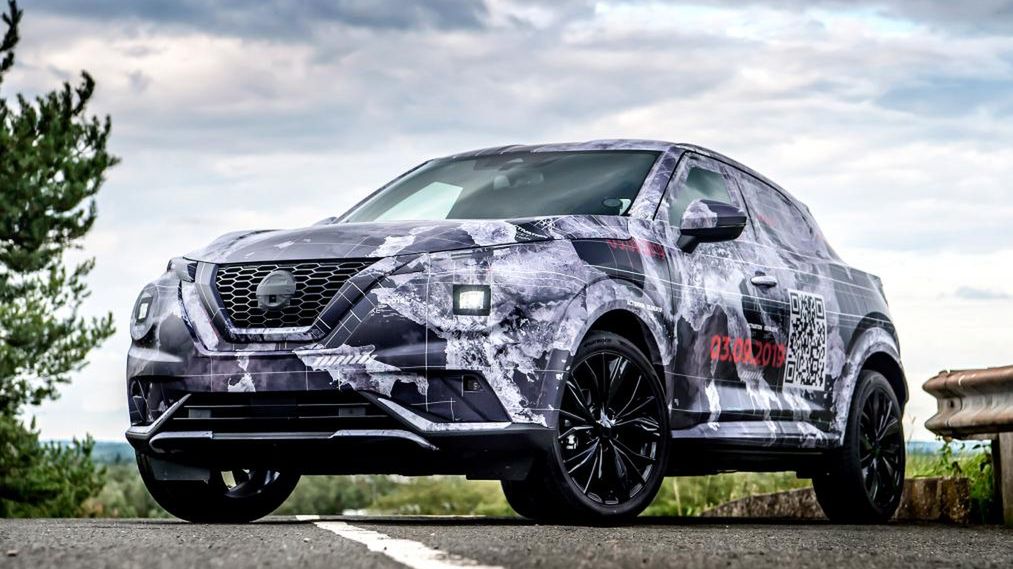 Nowy Juke nawet w kamuflażu prezentuje się masywnie.