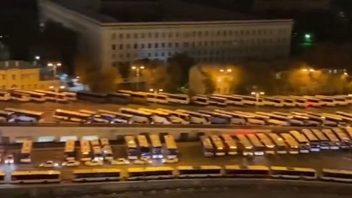 Na ulicach stały autobusy