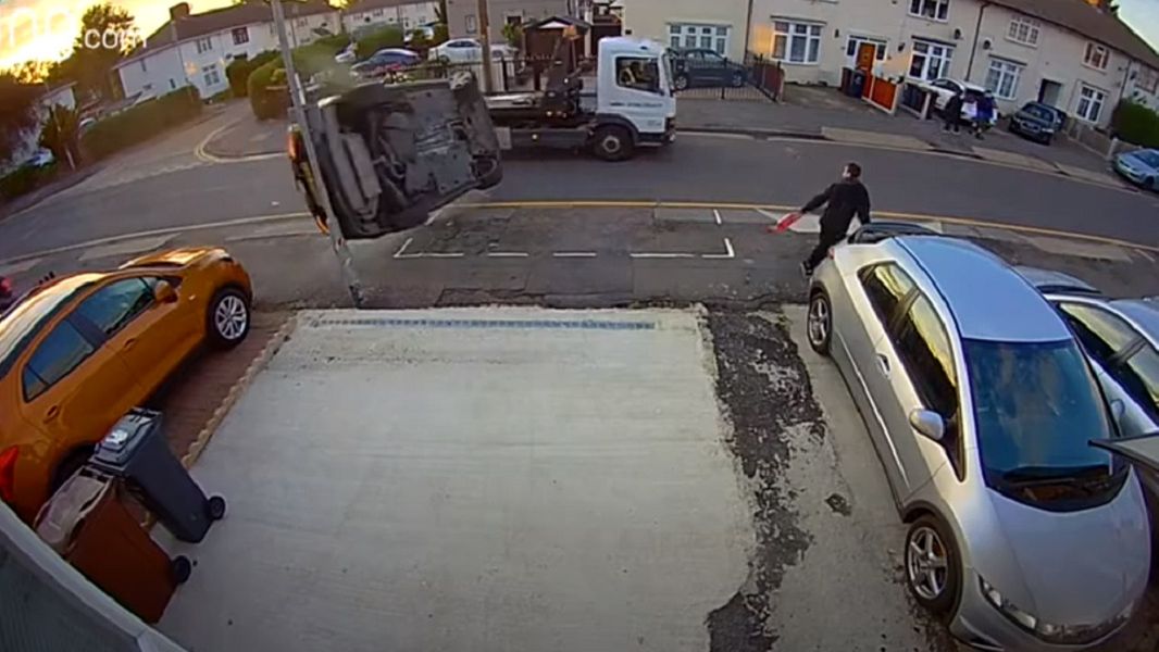 Londyn. Pieszy w ostatniej chwili uciekł przed lecącym samochodem