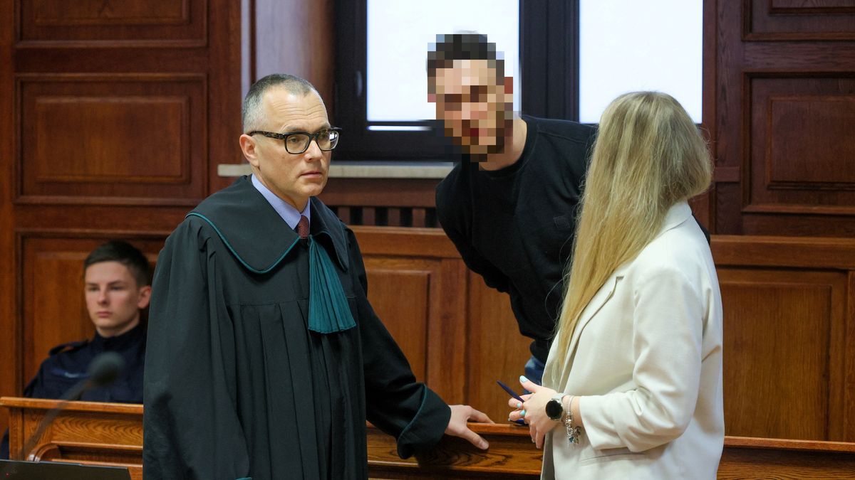 Warszawa, 12.03.2026. Oskarżony Jan S. (2P) oraz obrońca, mec. Mikołaj Pietrzak (2L) na sali rozpraw Sądu Okręgowego w Warszawie, 12 bm. Przed warszawskim sądem ma ponownie ruszyć proces Jana S., nazywanego "królem dopalaczy", oskarżonego m.in. o podżeganie do zabójstwa ówczesnego ministra sprawiedliwości Zbigniewa Ziobry. Proces rozpoczął się w 2020 r., był jednak wielokrotnie przerywany z powodu zmian w składzie sędziowskim. Jan S. został skazany w innym procesie za kierowanie grupą handlującą dopalaczami na 12 lat więzienia. (jm) PAP/Rafał Guz *** UWAGA!!! ZAKAZ PUBLIKACJI WIZERUNKU I DANYCH OSOBOWYCH OSKARŻONEGO! ***