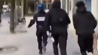 "Zabijcie ją". Demonstranci dopadli policjantkę. Koszmar w Paryżu