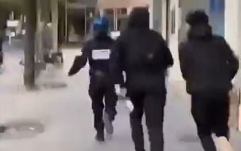 "Zabijcie ją". Demonstranci dopadli policjantkę. Koszmar w Paryżu