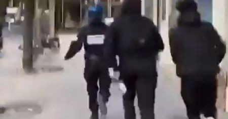 "Zabijcie ją". Demonstranci dopadli policjantkę. Koszmar w Paryżu
