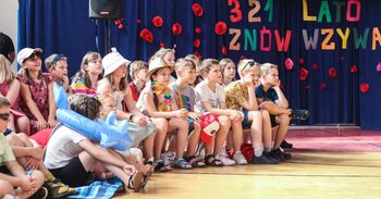 Na ten moment czekają wszyscy uczniowie! Zakończenie roku szkolnego 2024/25 już w piątek. Ale tegoroczne wakacje będą krótsze