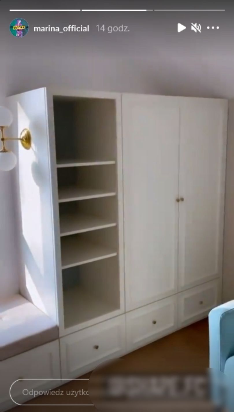 Marina Łuczenko prezentuje kolejne pomieszczenia w domu z windą