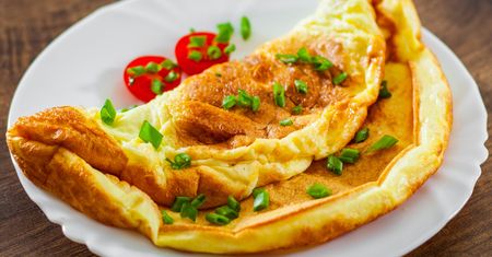 Omlet, który zawsze się udaje. Prosty przepis na mistrzowskie śniadanie