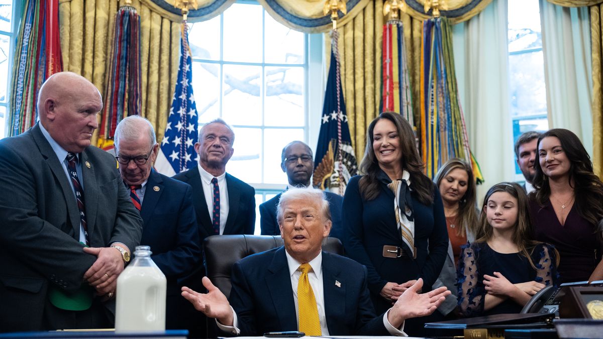 US President Donald Trump speaks near a container of milk during a signing ceremony in the Oval Office at the White House in Washington, DC, USA, 14 January 2026. Trump signed a bill allowing schools to serve whole and 2 percent milk. EPA/Francis Chung / POOL Dostawca: PAP/EPA.