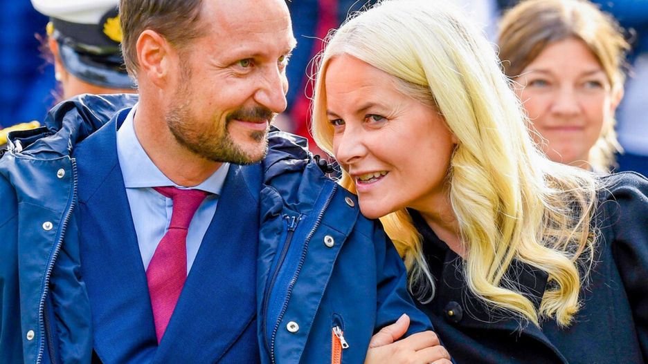 Książę Haakon i księżna Mette-Marit nie mogli oderwać od siebie rąk