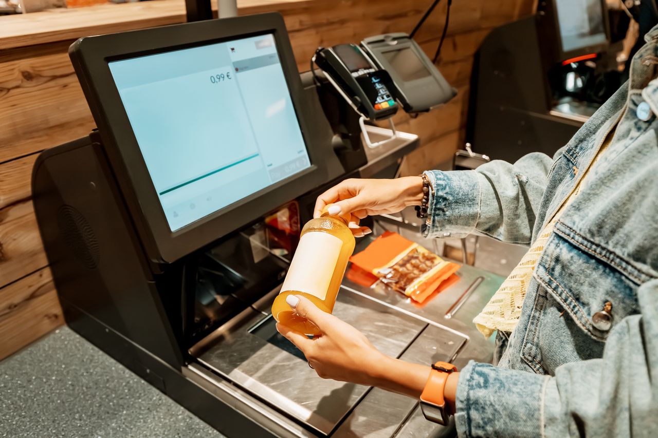 German retailers battle rising theft in self-service checkout era