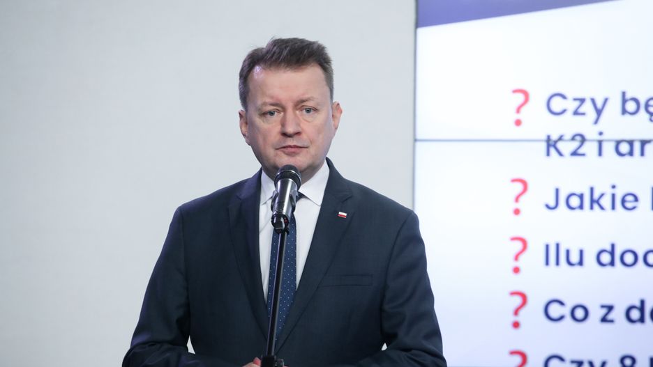 Warszawa, 12.02.2024. Przewodniczący KP PiS Mariusz Błaszczak podczas konferencji prasowej w siedzibie Prawa i Sprawiedliwości przy ul. Nowogrodzkiej w Warszawie, 12 bm. (ad) PAP/Albert Zawada