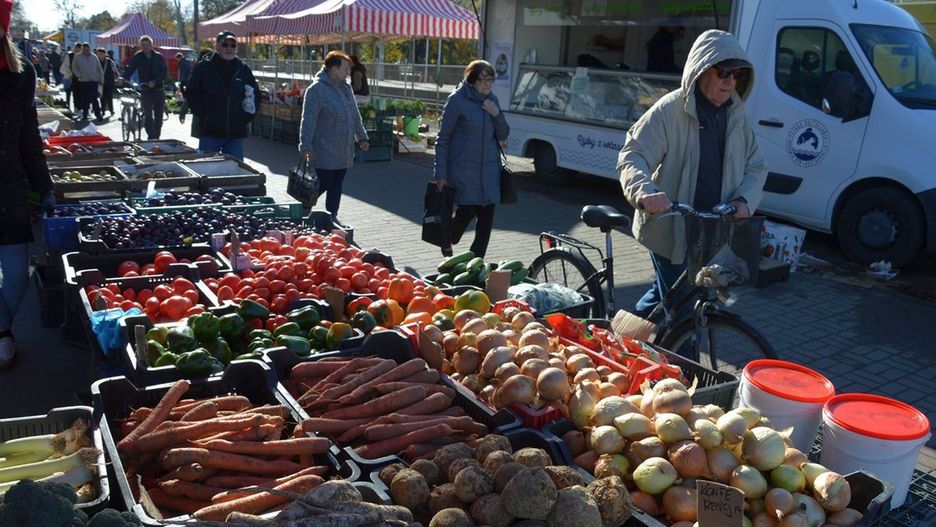 Owoce i warzywa na na placu targowym w Stalowej Woli