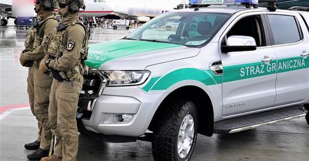 Awantura na pokładzie. Pilot zawrócił, bo pasażer groził, że wysadzi samolot