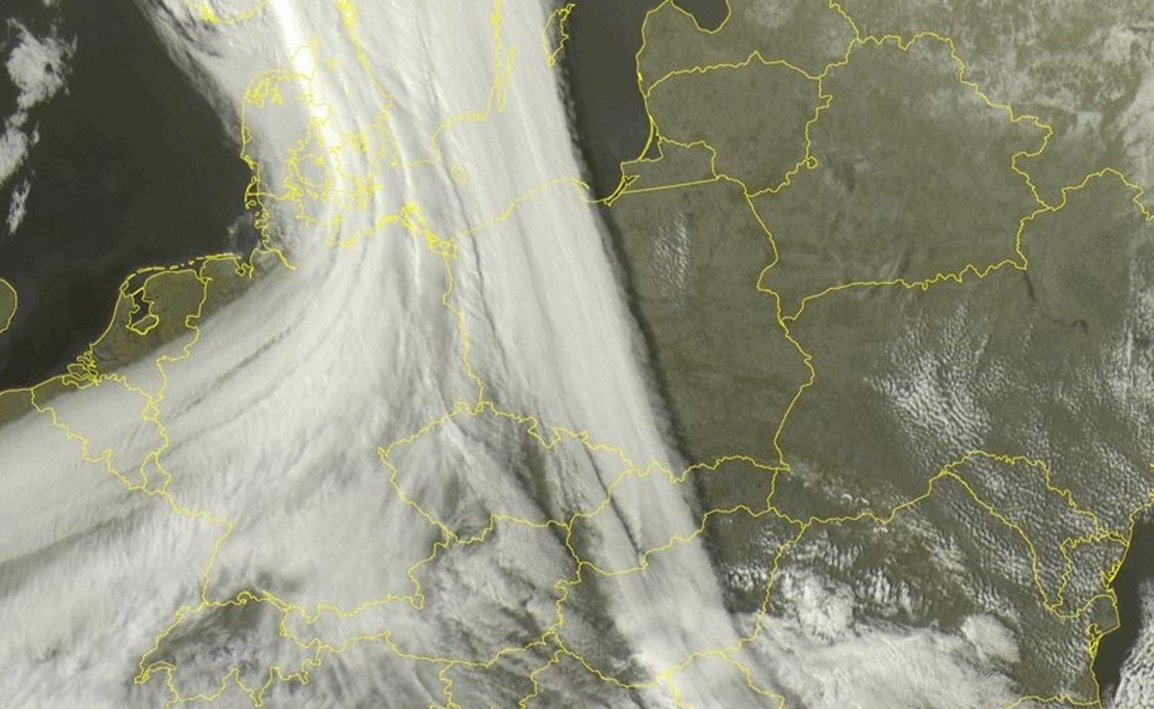 Wstęga chmur nad zachodnią Polską.  Zdjęcia satelitarne pokazują, gdzie się urwała