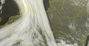 Wstęga chmur nad zachodnią Polską.  Zdjęcia satelitarne pokazują, gdzie się urwała
