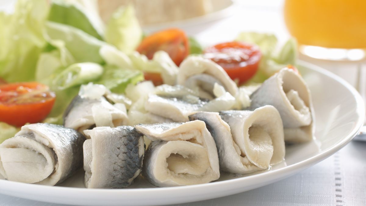 Rolmopsy to pomysł na śledzie w stylu retro