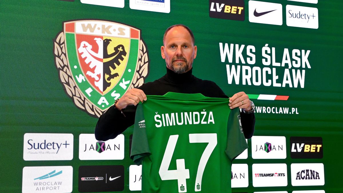 Wrocław, 24.12.2024. Nowy trener Śląska Ante Simundza podczas prezentacji we Wrocławiu, 24 bm. Kontrakt ze słoweńskim szkoleniowcem został podpisany do końca czerwca 2025 roku, a jego debiut w Śląsku wypadnie 3 lutego, w meczu piłkarskiej Ekstraklasy z Piastem Gliwice. Choć Śląsk jest aktualnym wicemistrzem Polski to po rundzie jesiennej, z dorobkiem zaledwie 10 punktów, zamyka tabelę. (mk) PAP/Maciej Kulczyński ***Do tego materiału zdjęciowego dostępna jest również depesza w systemie CSI, pt.: Ekstraklasa piłkarska ? Ante Simundza trenerem Śląska Wrocław***