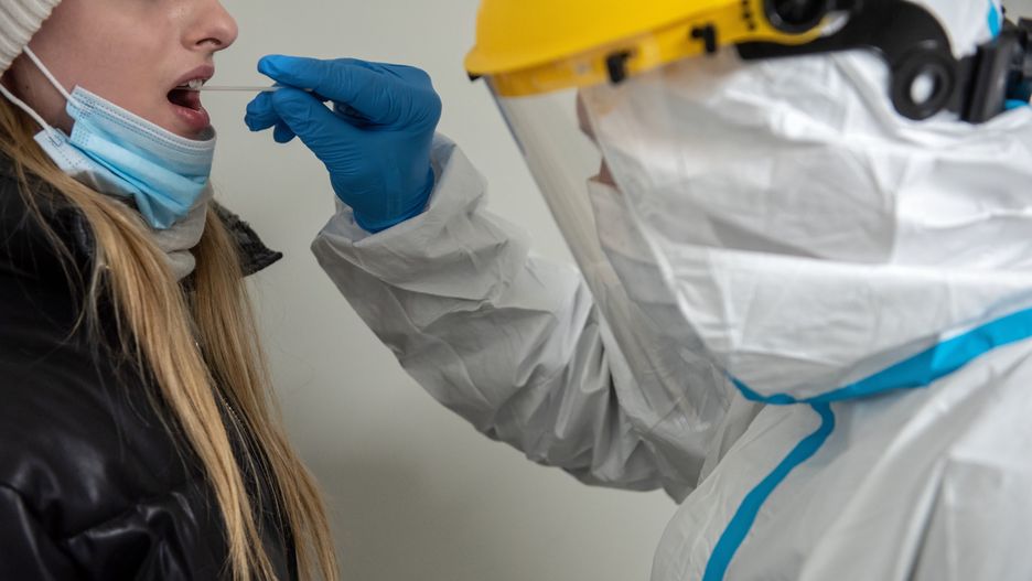 Początek końca pandemii? Prof. Flisiak: mam nadzieję, że ludzie są rozsądni 