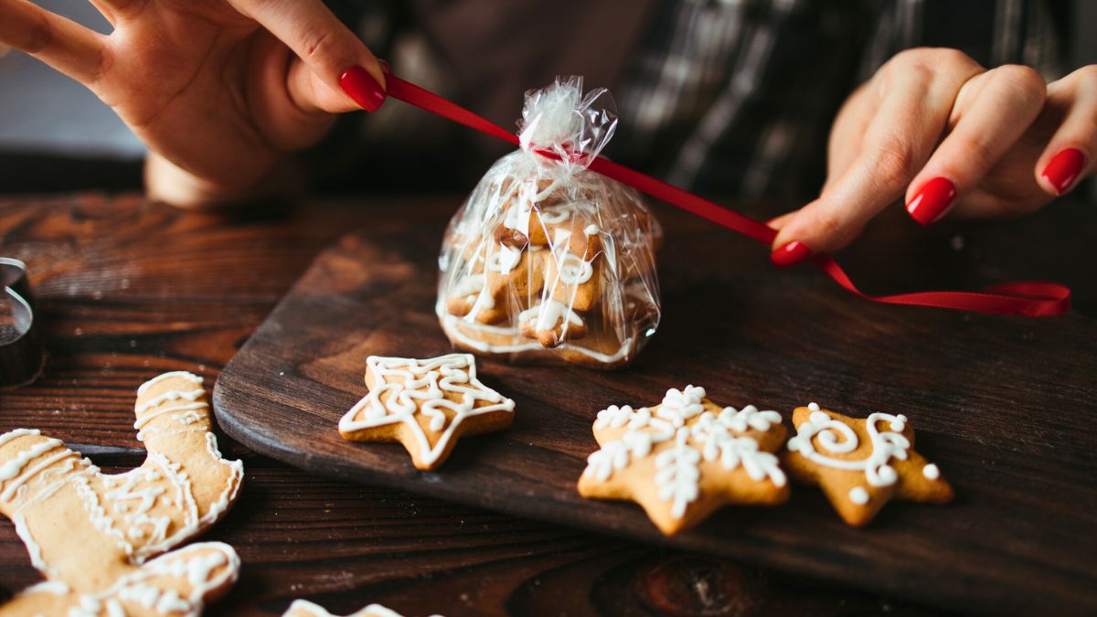 Kobieta pakuje świąteczne ciasteczka