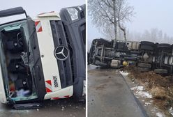 Stracił panowanie nad śmieciarką. Kierowca zakleszczony w kabinie