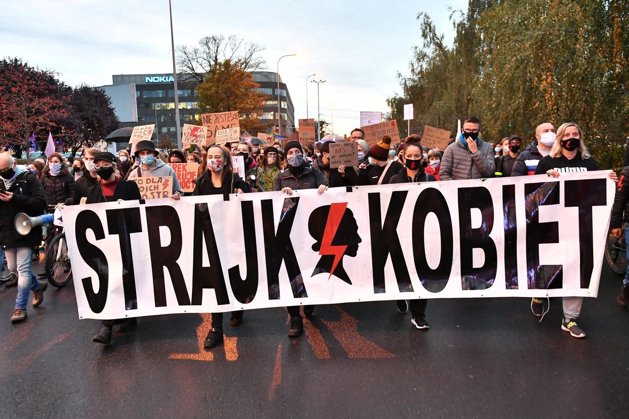 Strajk kobiet. Polacy chcą utrzymania kompromisu aborcyjnego