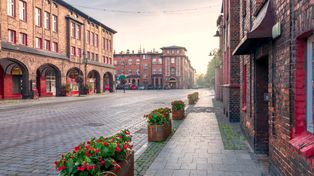 Nowy mural w Katowicach. 11-piętrowy blok w Giszowcu zamienił się w dzieło sztuki. Tak Katowice oddają hołd Kazimierzowi Kutzowi