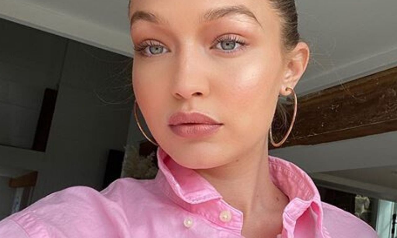 Gigi Hadid w męskiej koszuli. Ten model to gorący trend Instagrama