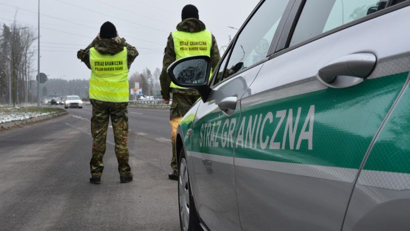 Od ponad kilkunastu miesięcy Bobrowniki były jedynym w Podlaskiem drogowym przejściem granicznym obsługującym ruch towarowy z Białorusią i w ogóle jedynym w Podlaskiem czynnym drogowym przejściem granicznym z Białorusią.