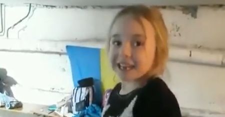 "Mam tę moc". Zaśpiewała w schronie piosenkę Elsy. Poruszyła ludzi na całym świecie