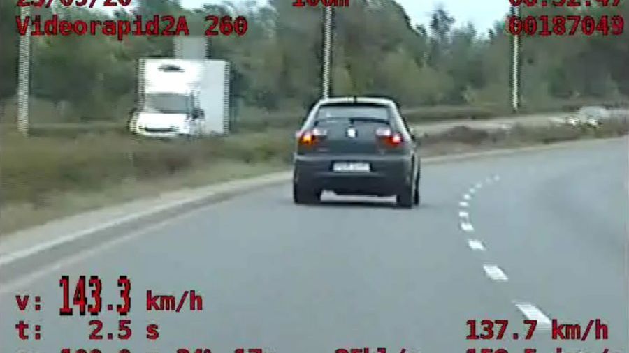 Taka jazda musiała przykuć uwagę policji.
