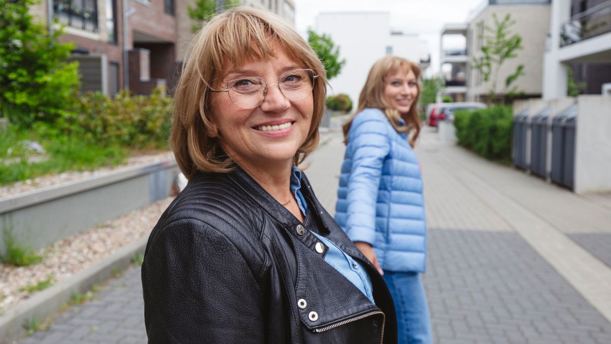 Dwie dojrzałe kobiety w modnych kurtkach