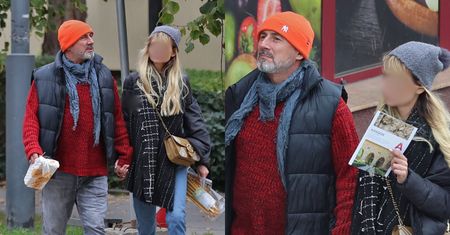 Miłość w jednej ręce, a ciastka w drugiej. Jacek Kopczyński spaceruje po Saskiej Kępie z nową wybranką