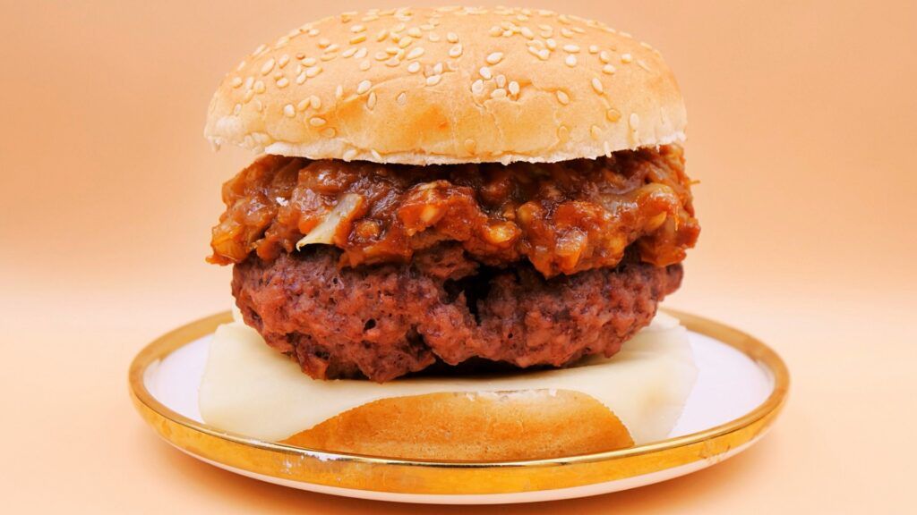 Burger z wołowiną i sosem orzechowym przepis