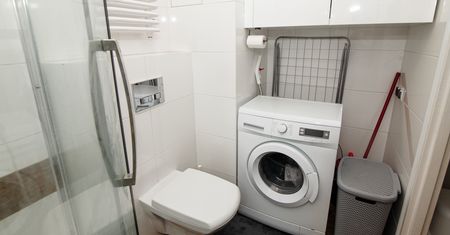 Masz małą łazienkę? Oto 10 najczęstszych błędów, które psują wygodę na lata