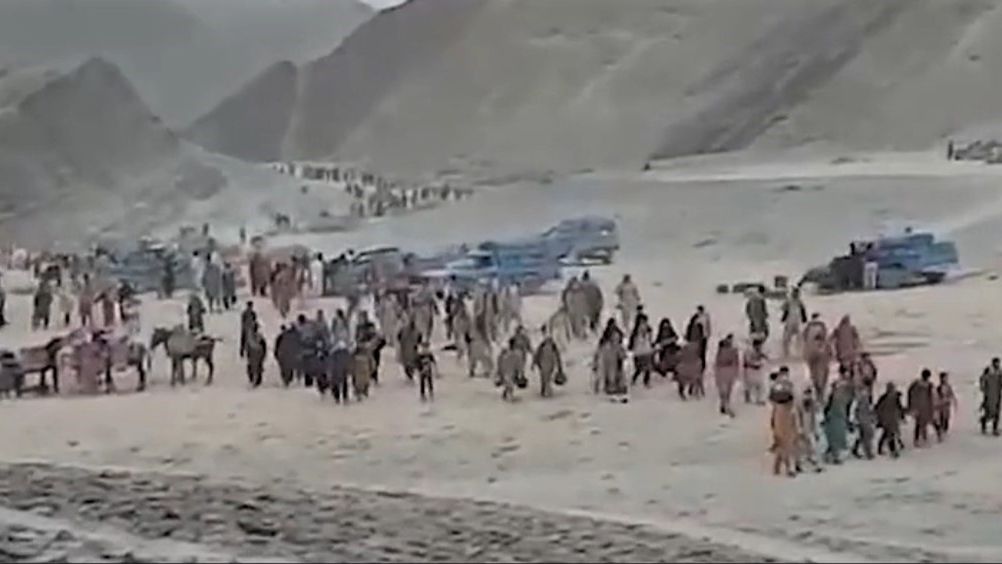 Tysiące Afgańczyków przemierza kilometry, by wydostać się z kraju 