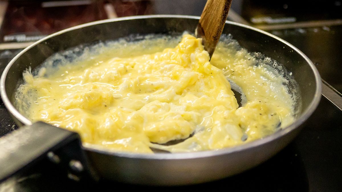 Dlaczego lepiej nie mieszać jajecznicy drewnianą łyżką?