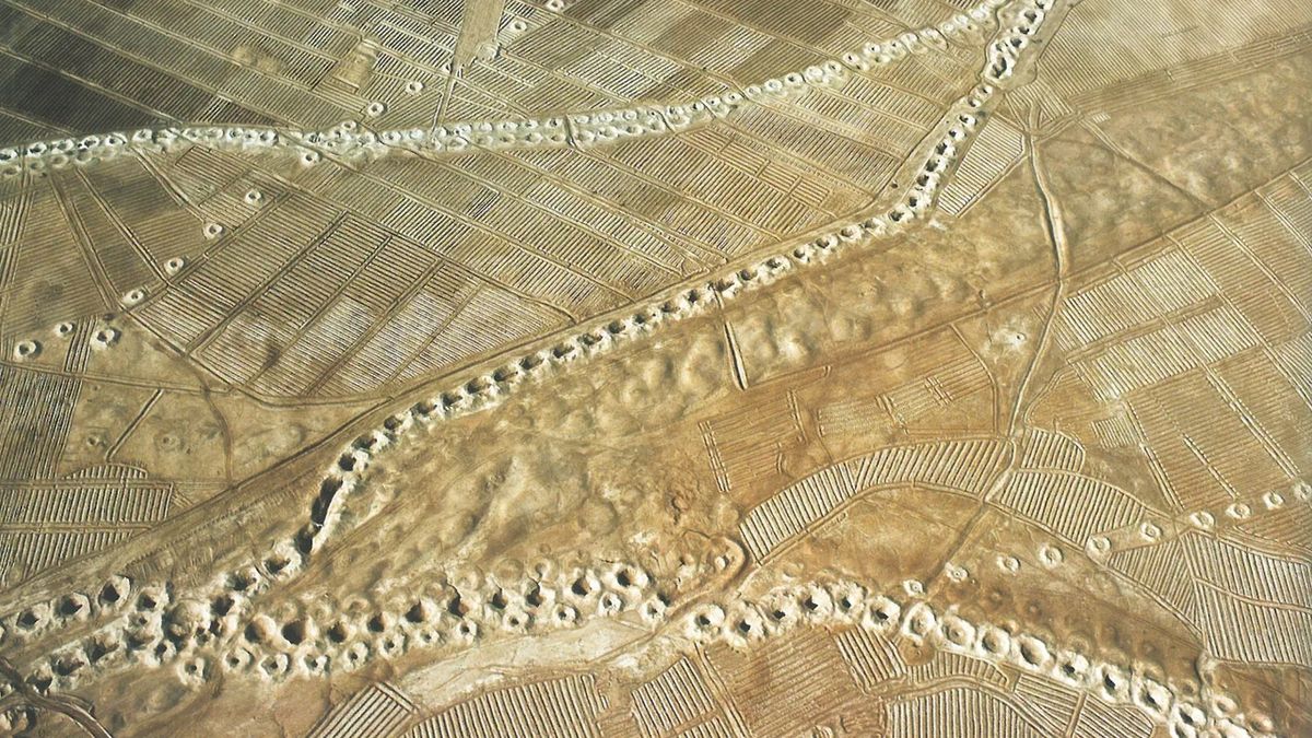 Otwory na powierzchni pokazują przebieg kanatów