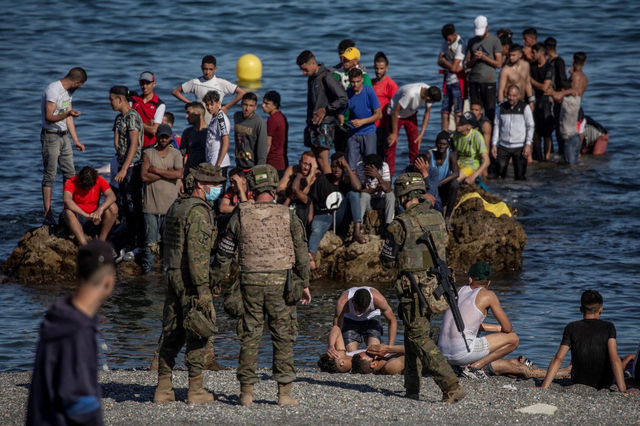 Hiszpańską Ceutę otoczyli imigranci. Do akcji wkroczyło wojsko