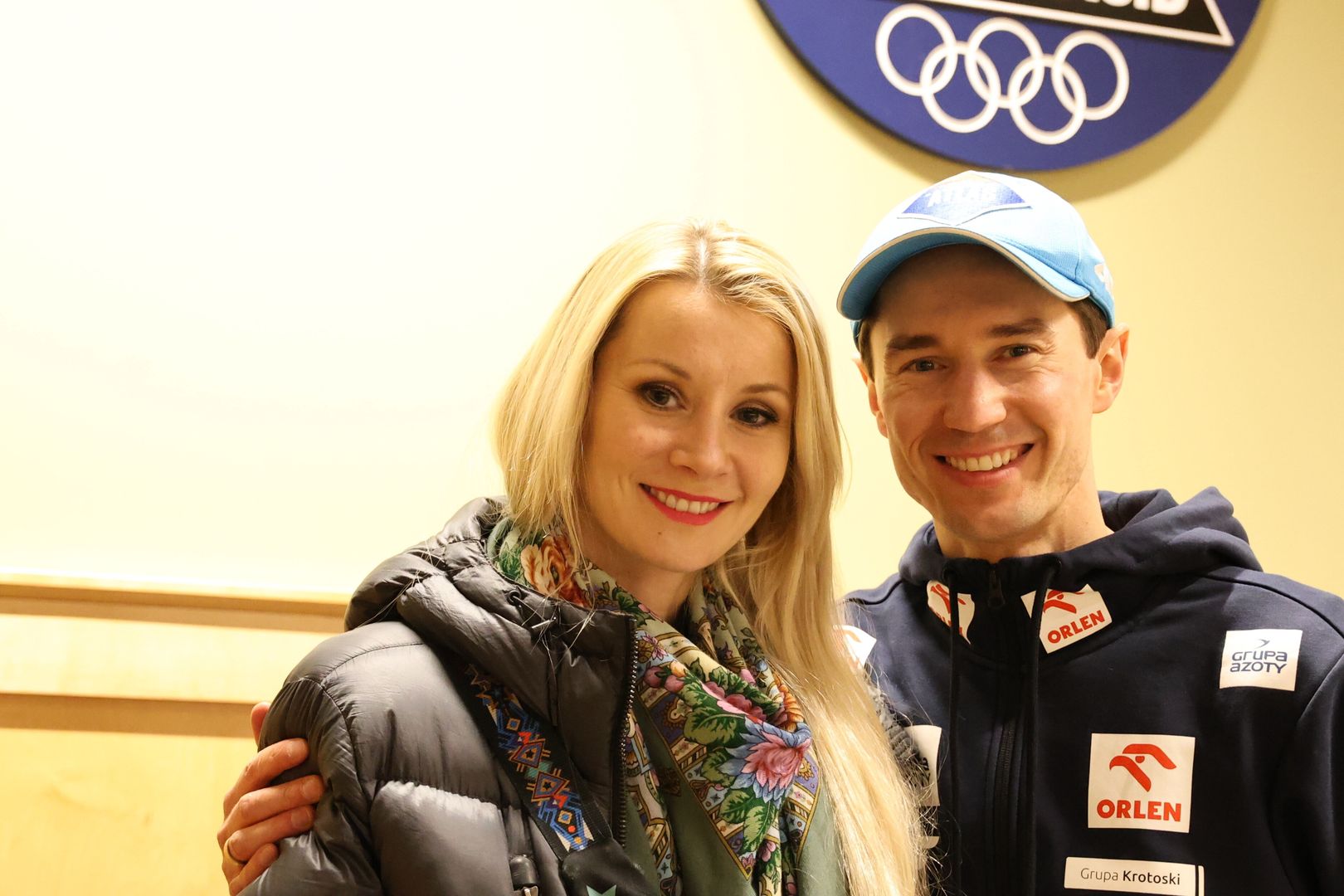 Lake Placid, USA, 10.02.2024. Polak Kamil Stoch (P) z żoną Ewą Bilan-Stoch (L) podczas spotkania z polskimi kibicami przed zawodami Pucharu Świata w skokach narciarskich, 10 bm. w amerykańskim Lake Placid. Konkursy w Lake Placid odbędą się 10 i 11 bm. (js) PAP/Marcin Cholewiński