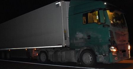 Zatoczył się i upadł na drogę. Przejechała go ciężarówka