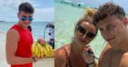 Adam Zdrójkowski leczy złamane serce na Zanzibarze z mamą u boku. Internauci pod wrażeniem: "PIĘKNA MAMUSIA!" (FOTO)