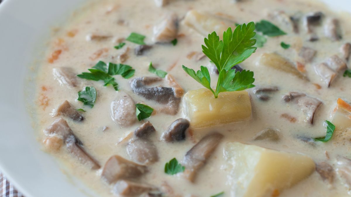 Wiedeńska zupa ziemniaczana jest prosta i wyjątkowo aromatyczna