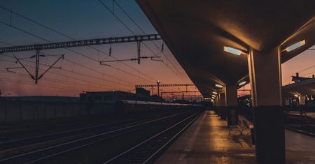 Wstrzymany ruch pociągów. Utrudnienia dla pasażerów w Warszawie