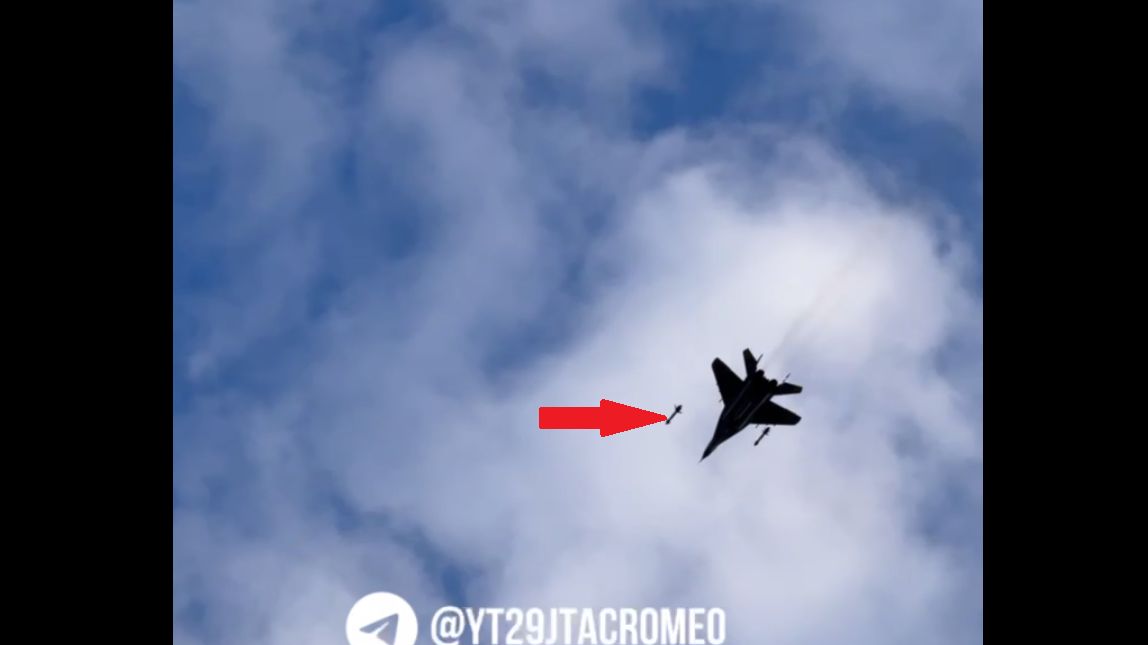 MiG-29 zrzucający parę bomb AASM Hammer.